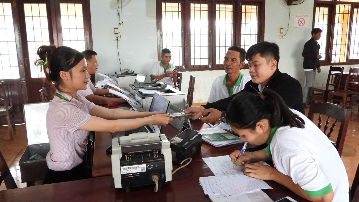Vốn tín dụng giúp người dân thực hiện ước mơ nước sạch  Vốn tín dụng chính sách giúp cải thiện điều kiện sinh hoạt cho người dân nông thôn